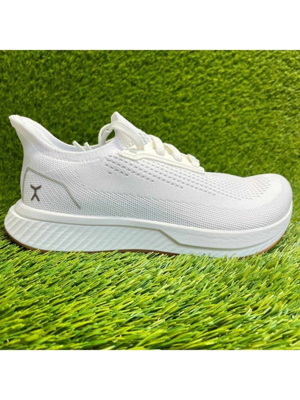 Flux Adapt Runner White Gum Womens Size 8.5 Mens Size 7 Athletic Knit Shoes